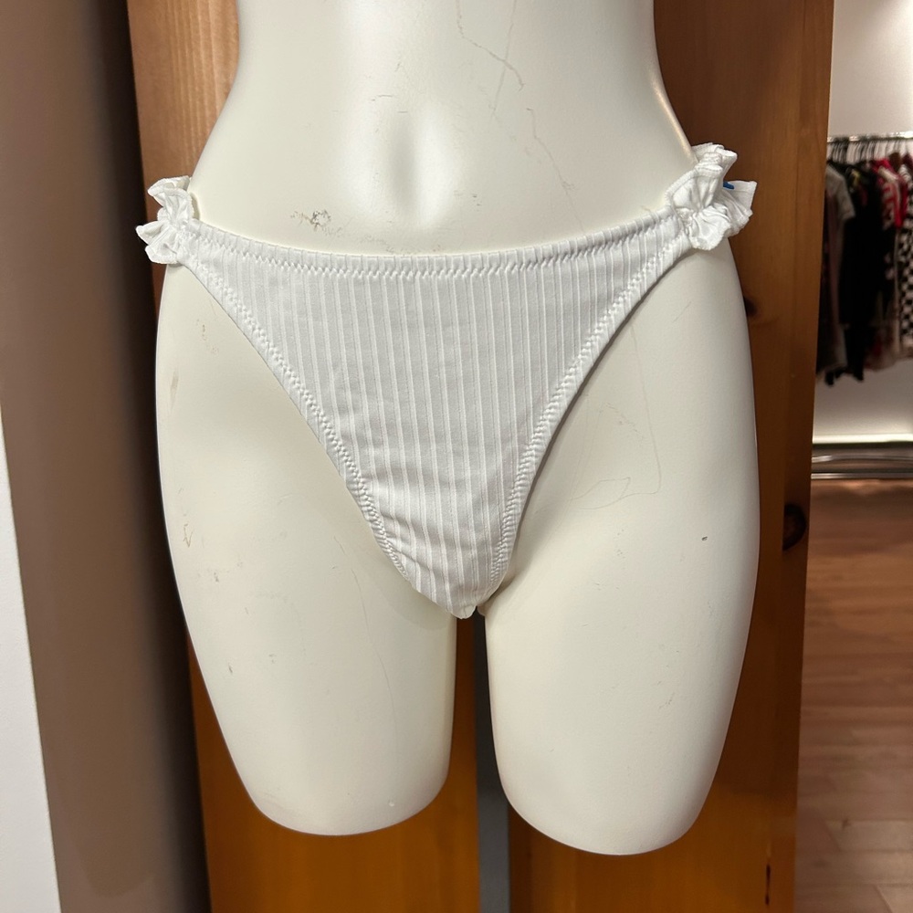 Cupshe White Bikini Bottom with side ruffles❤️S